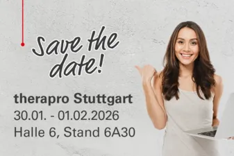 Bild mit grauem Hintergrund und einer jungen Frau mit Laptop, die in die Kamera lächelt und mit dem Daumen auf den Schriftzug "Save the date! therapro Stuttgart / 30.01. - 01.02.2026 / Halle 6, Stand 6A30 zeigt".